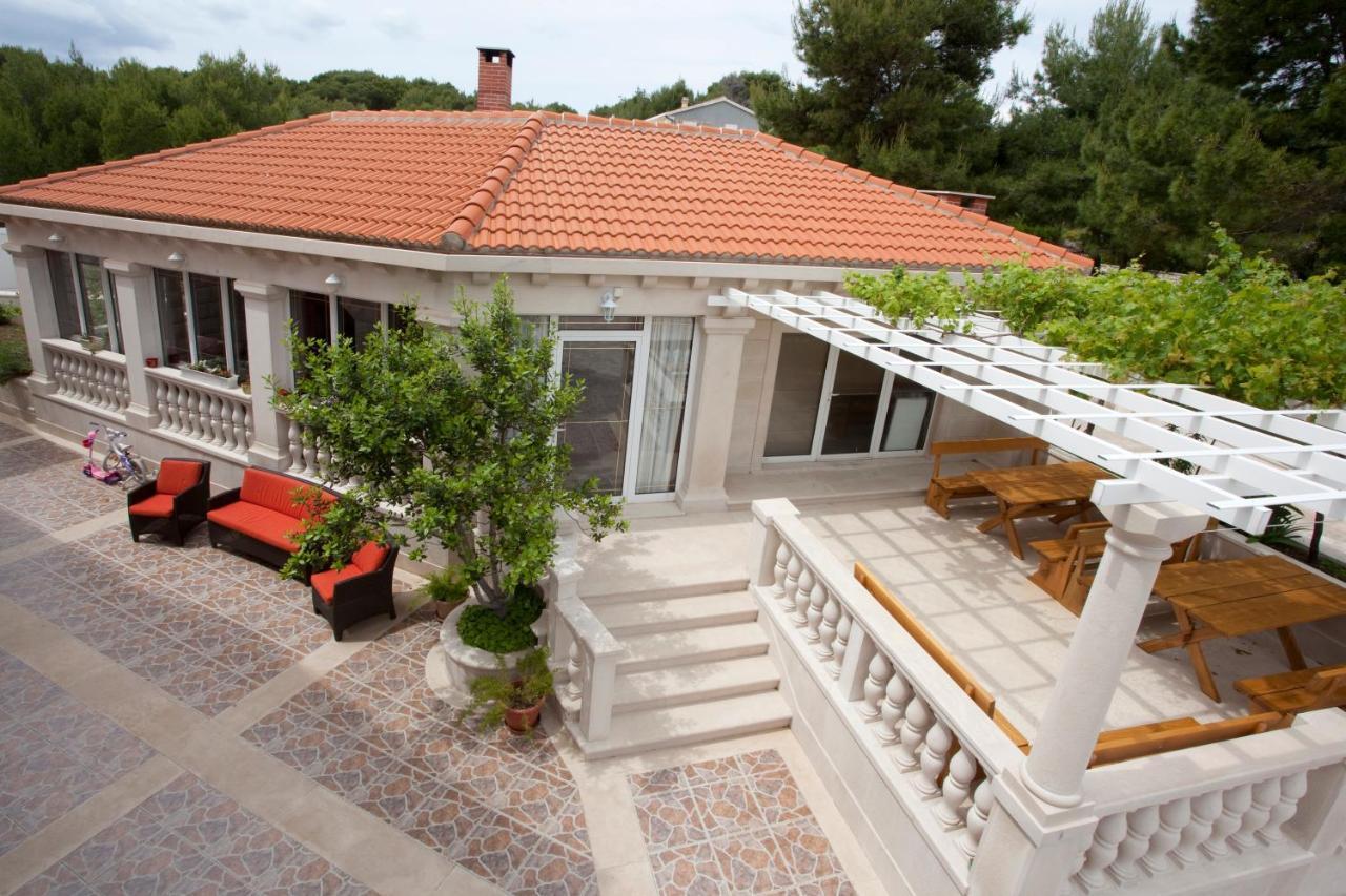 Apartments Barba Petra Dvori Sumartin Exterior foto
