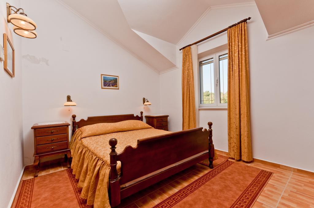 Apartments Barba Petra Dvori Sumartin Exterior foto
