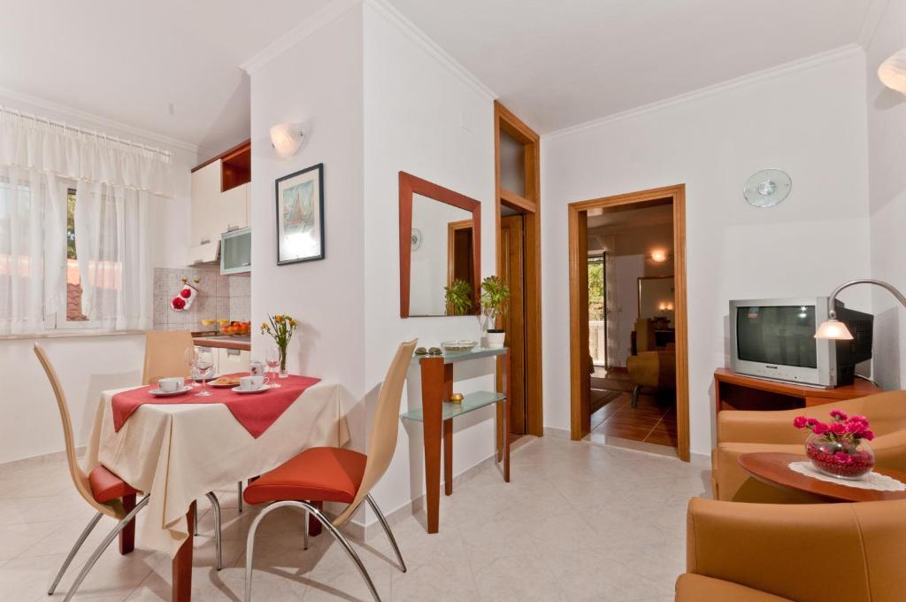 Apartments Barba Petra Dvori Sumartin Habitación foto