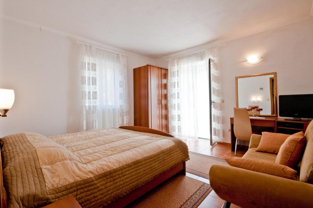 Apartments Barba Petra Dvori Sumartin Habitación foto
