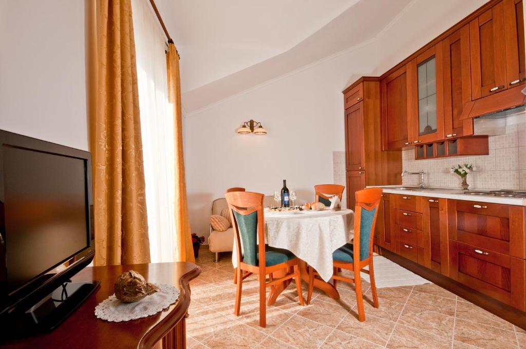 Apartments Barba Petra Dvori Sumartin Habitación foto